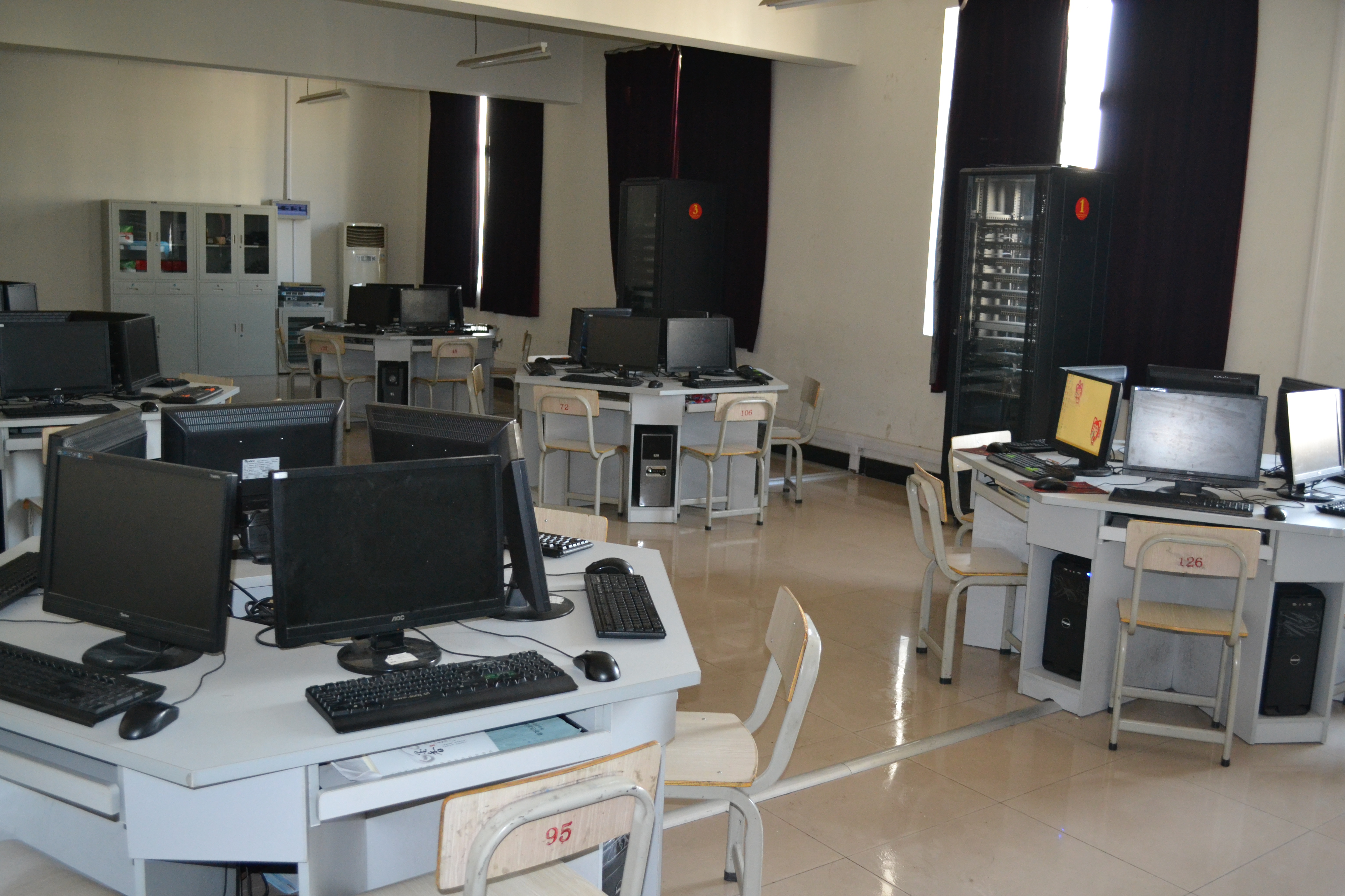 计算机网络实训室.JPG